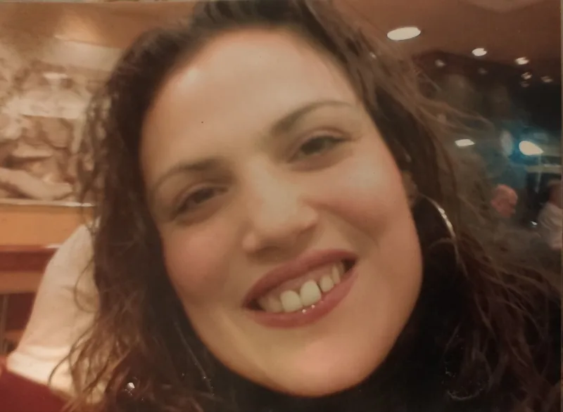 Κοντινό πλάνο της τραγουδίστριας Νατάσας Μωυσόγλου να χαμογελά.