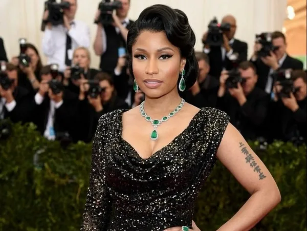 Η Nicki Minaj με εντυπωσιακό κόσμημα και φόρεμα, περιτριγυρισμένη από φωτογράφους, στο Hidden Hills.