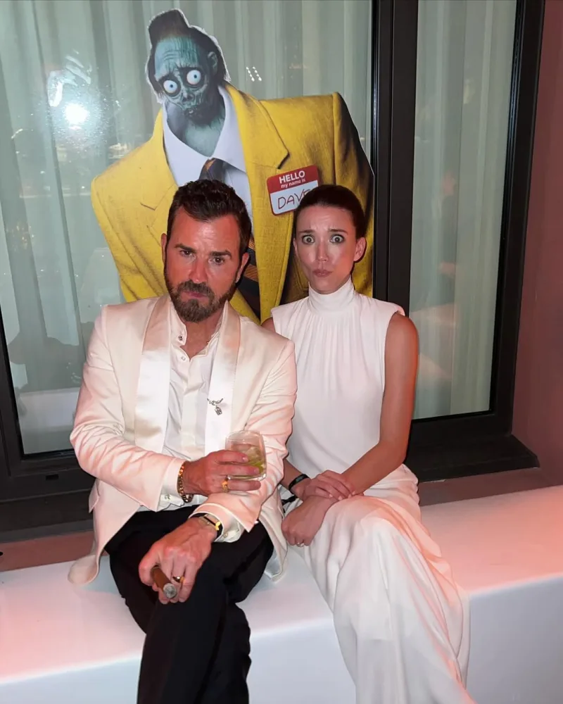 Ο Justin Theroux και η Nicole Brydon Bloom ποζάρουν χαμογελαστοί, σηματοδοτώντας την έναρξη της νέας τους ζωής ως γονείς.
