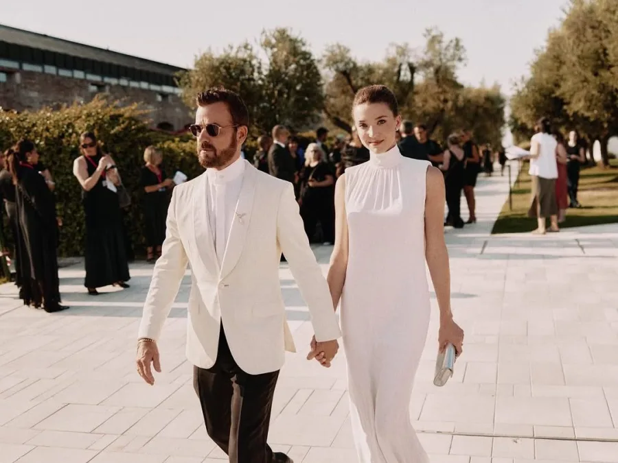 Ο Justin Theroux και η Nicole Brydon Bloom περπατούν χέρι-χέρι, απολαμβάνοντας τη νέα τους ζωή μετά τον γάμο τους στο Μεξικό.