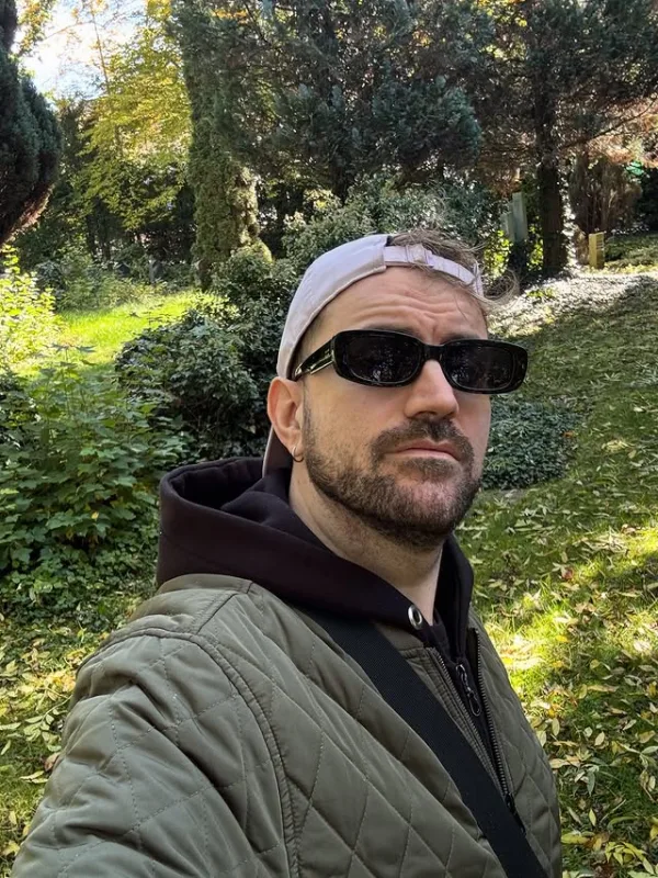 Ο Νικόλας Ραπτάκης ποζάρει με γυαλιά ηλίου και καπέλο, μετά από την πορεία του δίπλα στην Άννα Βίσση.