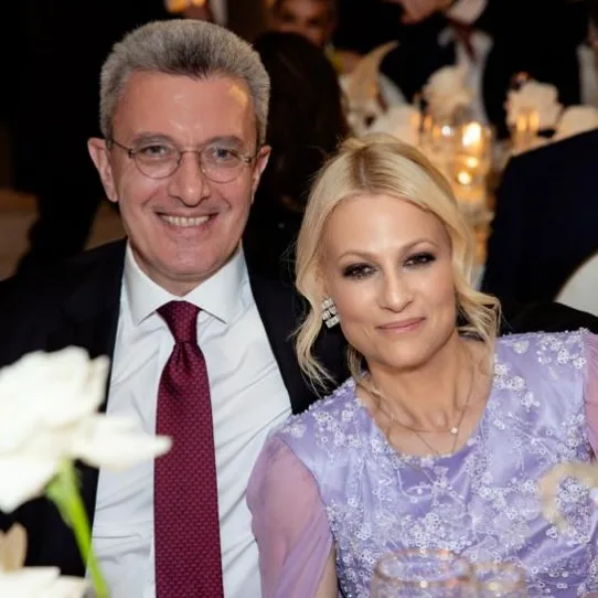 Ο Νίκος Χατζηνικολάου με τη σύζυγό του, Κρίστυ Τσαλαμπουρδή, σε κοινή τους εμφάνιση, μετά την αποκάλυψη για τα μαλλιά.