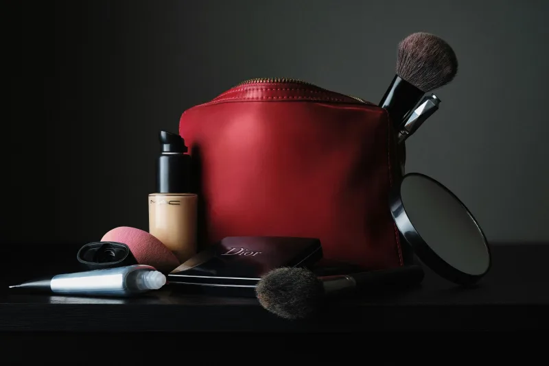 Τα απαραίτητα beauty items για το νεσεσέρ σου, όπως foundation, πινέλα και πούδρα, για το Πάσχα στο χωριό.