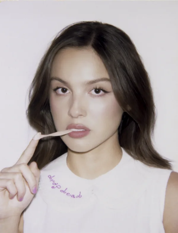 Η Olivia Rodrigo με τσίχλα στο στόμα, προμοτάροντας το νέο της single «Drop Dead» από το επερχόμενο άλμπουμ.