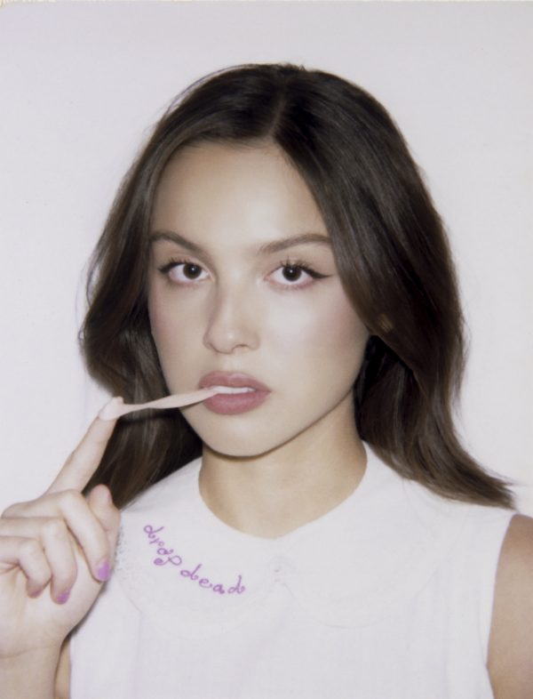 Η Olivia Rodrigo με τσίχλα στο στόμα, προμοτάροντας το νέο της single «Drop Dead» από το επερχόμενο άλμπουμ.