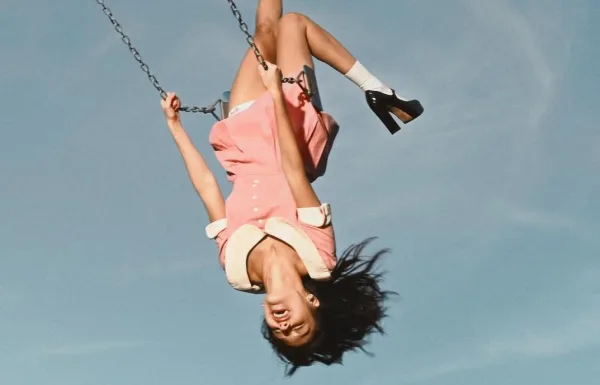 Η Olivia Rodrigo κρέμεται ανάποδα σε μια κούνια με ροζ φόρεμα, προαναγγέλλοντας το νέο της single «Drop Dead».