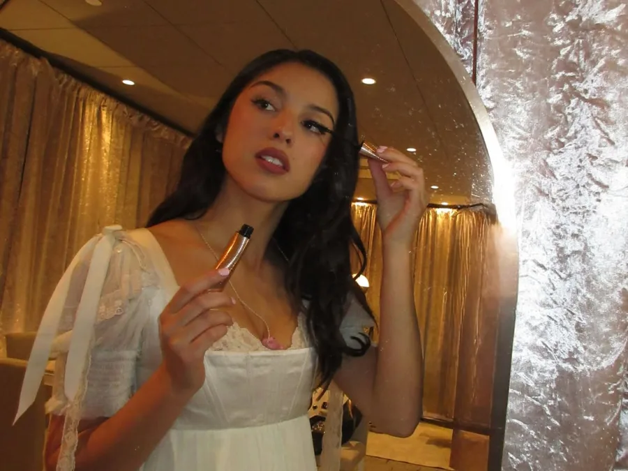 Η Olivia Rodrigo εφαρμόζει μακιγιάζ μπροστά στον καθρέφτη, μιλώντας για τη μουσική της χωρίς πίεση.