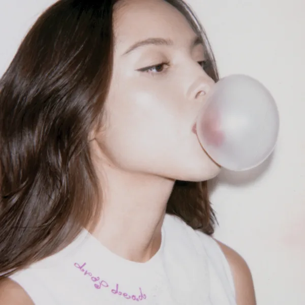 Η Olivia Rodrigo φουσκώνει τσίχλα στο πρόσωπο, προωθώντας το νέο της single «Drop Dead» από το επερχόμενο άλμπουμ.