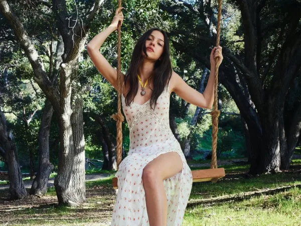 Η Olivia Rodrigo μιλά για τη μουσική χωρίς πίεση, καθισμένη σε μια κούνια μέσα στο πράσινο.