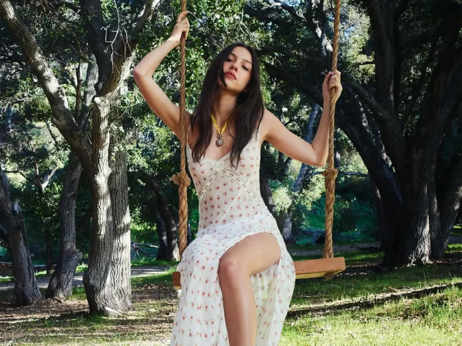 Η Olivia Rodrigo μιλά για τη μουσική χωρίς πίεση, καθισμένη σε μια κούνια μέσα στο πράσινο.