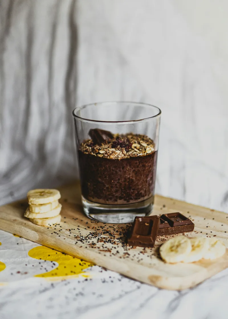 Σοκολατένιο overnight oats με μπανάνα και σοκολάτα, ένα γρήγορο και θρεπτικό πρωινό για κάθε μέρα.