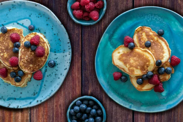 Αφράτα υγιεινά pancakes χωρίς ζάχαρη σερβιρισμένα σε πιάτο για ένα θρεπτικό πρωινό.