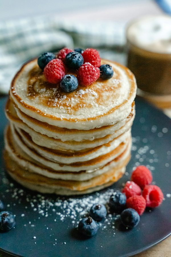 Αφράτα υγιεινά pancakes χωρίς ζάχαρη σερβιρισμένα σε πιάτο για ένα θρεπτικό πρωινό.
