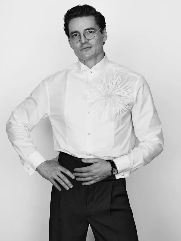 Ο Pedro Pascal ποζάρει με κομψό πουκάμισο και γυαλιά, ως το νέο πρόσωπο του οίκου Chanel.