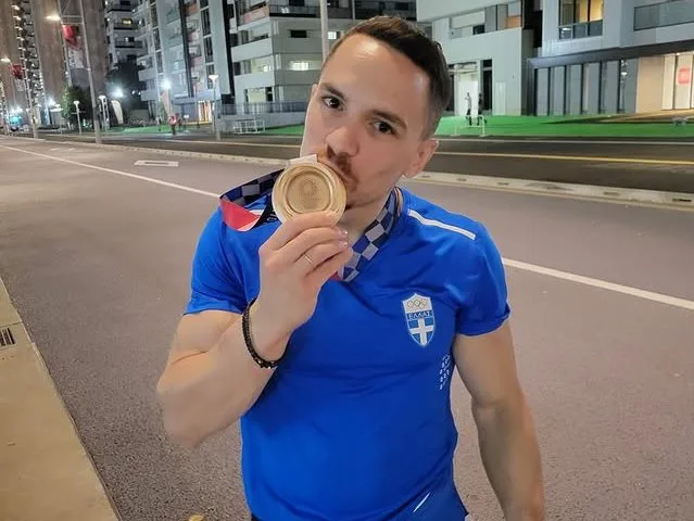 Ο Λευτέρης Πετρούνιας φιλάει το μετάλλιο του μετά από επιτυχία στον πρώτο αγώνα της κόρης του.