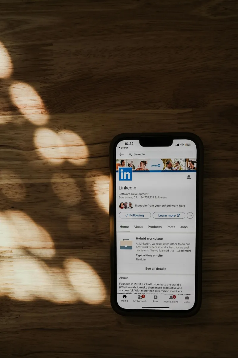 Οθόνη smartphone με την εφαρμογή LinkedIn, που σχετίζεται με το career ghosting και την αγορά εργασίας.