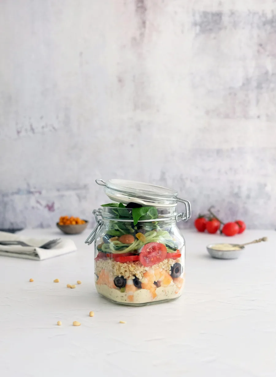 Mason jar salad με γαρίδες, λαχανικά και σπόρους, ιδανικό για το lunch break στο γραφείο.