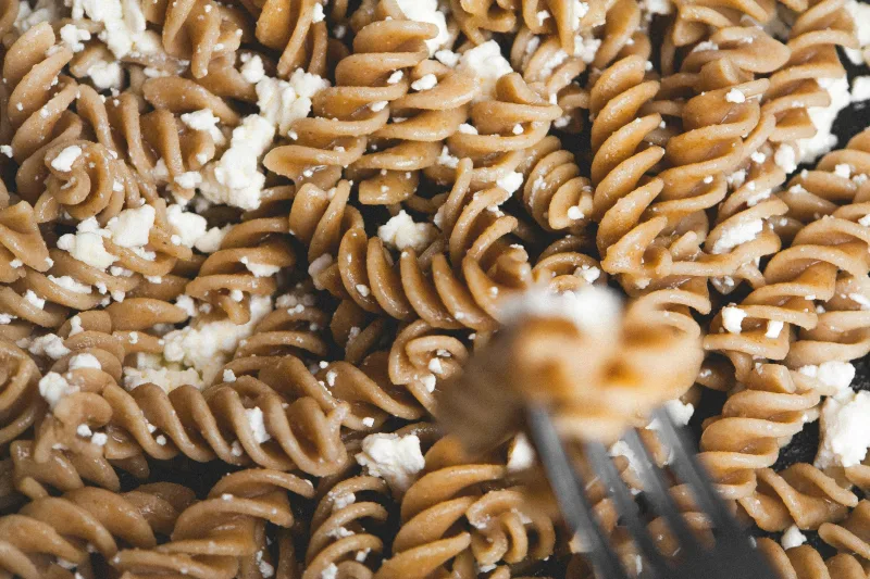 Στρογγυλά μακαρόνια fusilli με τυρί φέτα, ιδανικά για γρήγορη μακαρονάδα με 3 υλικά.