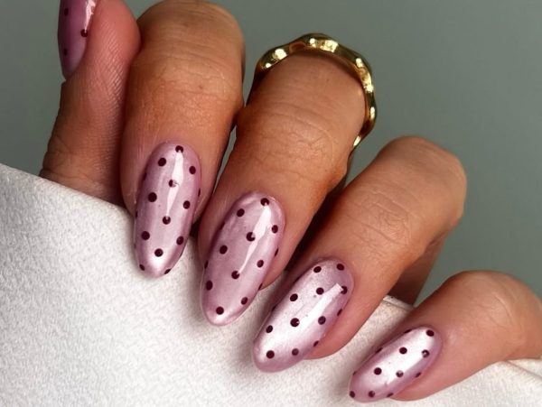 Τα polka dot nails επιστρέφουν και γίνονται το απόλυτο trend