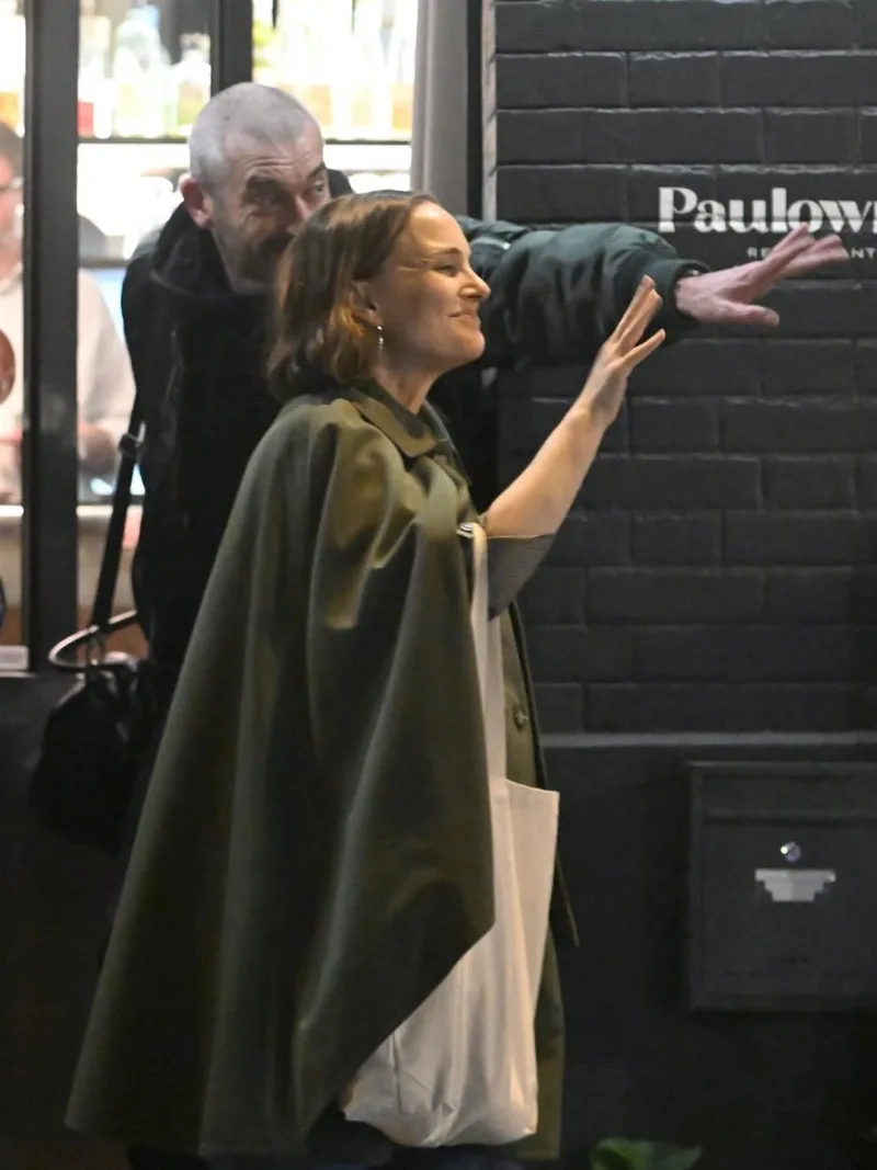 Η Natalie Portman στο Παρίσι, με ένα πράσινο πανωφόρι, λίγο πριν την ανακοίνωση της εγκυμοσύνης της.