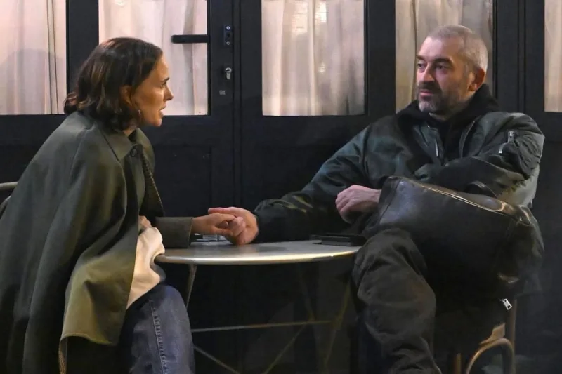 Natalie Portman και άνδρας κρατιούνται χέρι-χέρι σε τραπέζι στο Παρίσι, λίγο πριν την ανακοίνωση της εγκυμοσύνης της.