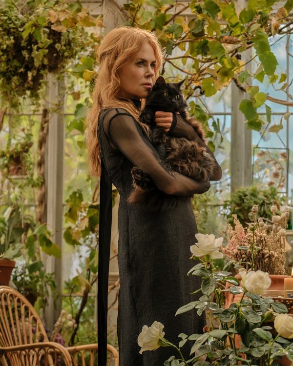 Η Nicole Kidman κρατάει μια μαύρη γάτα σε ένα θερμοκήπιο, προετοιμάζοντας την επιστροφή της στο Practical Magic 2.
