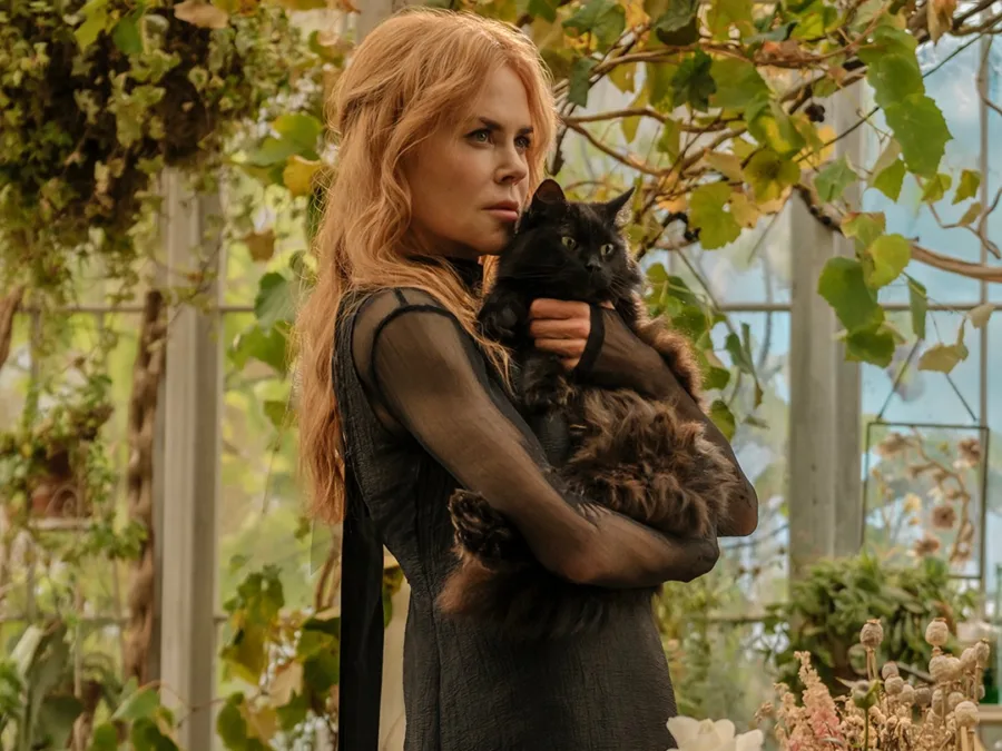 Η Nicole Kidman κρατάει μια μαύρη γάτα σε ένα θερμοκήπιο, προετοιμάζοντας την επιστροφή της στο Practical Magic 2.