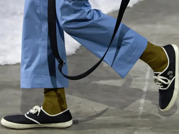 Από το skate park στην πασαρέλα: Το sneaker trend που θα βλέπεις παντού φέτος