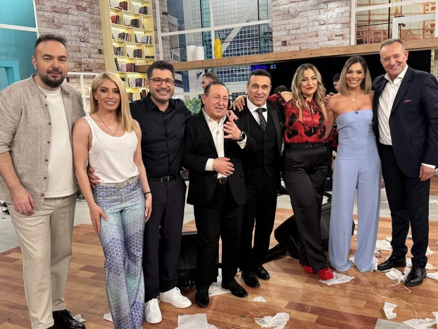 Ομάδα παρουσιαστών του OPEN με γιορτινή ατμόσφαιρα, έτοιμοι για την Μ. Εβδομάδα και τις ταινίες.
