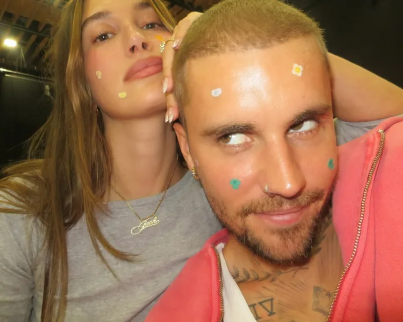 Η Hailey Bieber και ο Justin Bieber γιορτάζουν το νέο viral beauty drop της Rhode με χαρούμενα αυτοκόλλητα στα πρόσωπά τους.