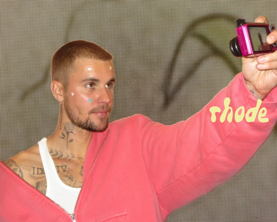 Ο Justin Bieber ποζάρει με το νέο beauty drop της Rhode, προωθώντας τη νέα συλλογή των Biebers.