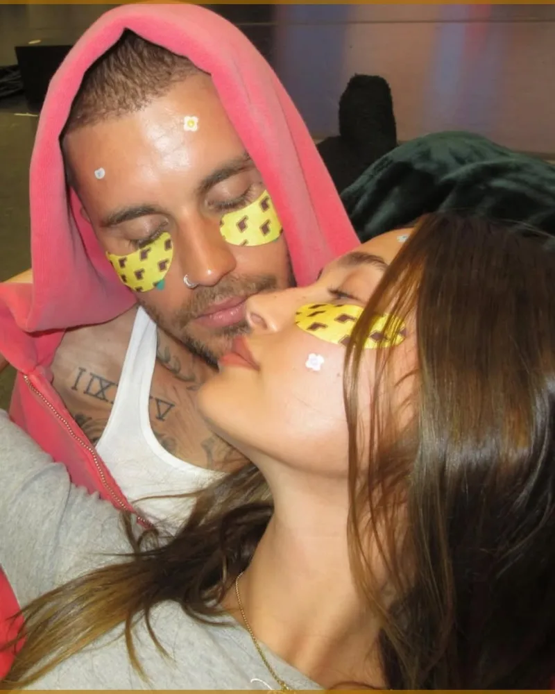 Οι Biebers προωθούν το νέο beauty drop του Rhode με μάσκες κάτω από τα μάτια και λουλούδια στο πρόσωπο.