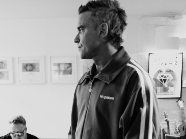Η πρόβλεψη του Robbie Williams για το μέλλον της μουσικής και ο ρόλος του AI