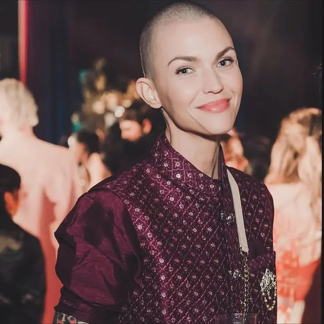 Η Ruby Rose, πρωταγωνίστρια των καταγγελιών κατά της Katy Perry, εμφανίζεται με παραδοσιακή ενδυμασία.