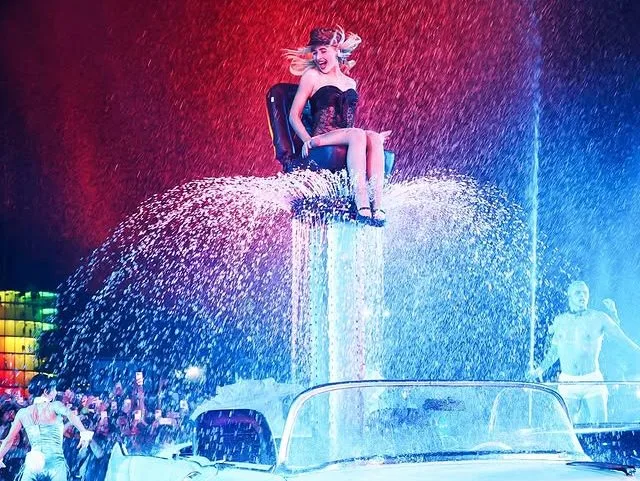 Η Sabrina Carpenter στη σκηνή του Coachella 2026, σε μια εντυπωσιακή εμφάνιση με νερό και φώτα.