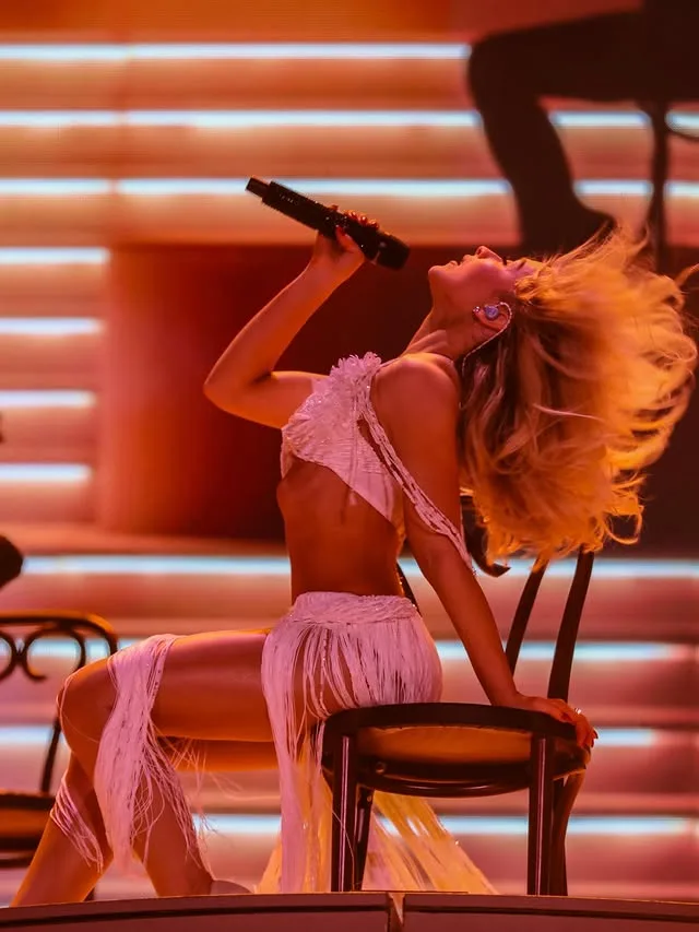 Η Sabrina Carpenter στη σκηνή του Coachella 2026 με εντυπωσιακή εμφάνιση, ανεβάζοντας την ενέργεια του φεστιβάλ σε άλλο επίπεδο.