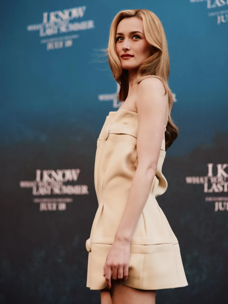 Η Sarah Michelle Gellar ποζάρει με μπεζ φόρεμα, αναδεικνύοντας το beauty trick του tightlining για αξέχαστο βλέμμα.