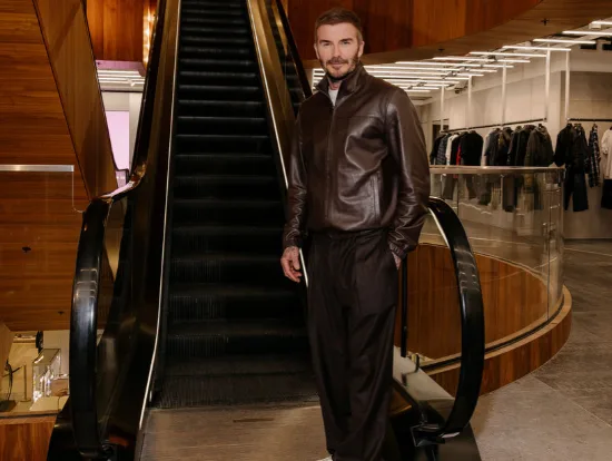 Ο David Beckham παρουσιάζει τη νέα συλλογή BOSS Άνοιξη/Καλοκαίρι 2026, ανανεώνοντας το ανδρικό στυλ με δερμάτινο jacket.