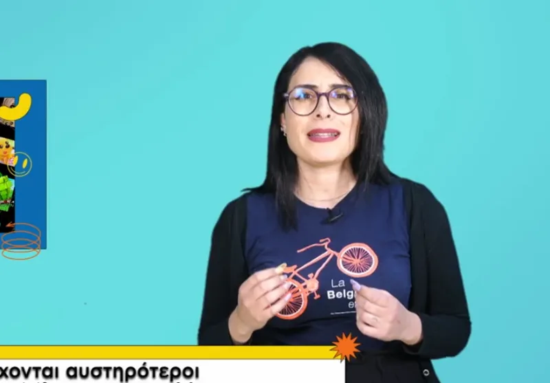Γυναίκα με γυαλιά και μπλουζάκι με ποδήλατο παρουσιάζει τις τελευταίες ειδήσεις τεχνολογίας για Instagram, Roblox και Google AI.