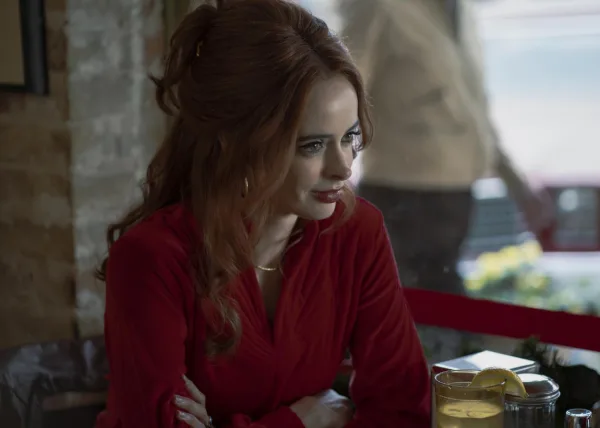 Η Krysten Ritter ως Candy Montgomery στην σειρά του Netflix «Love & Death» σε σκηνή από το εστιατόριο.