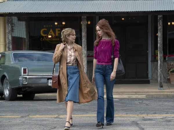 Η Elizabeth Olsen και η Lily Rabe περπατούν στον δρόμο για την σειρά του Netflix "Love & Death".