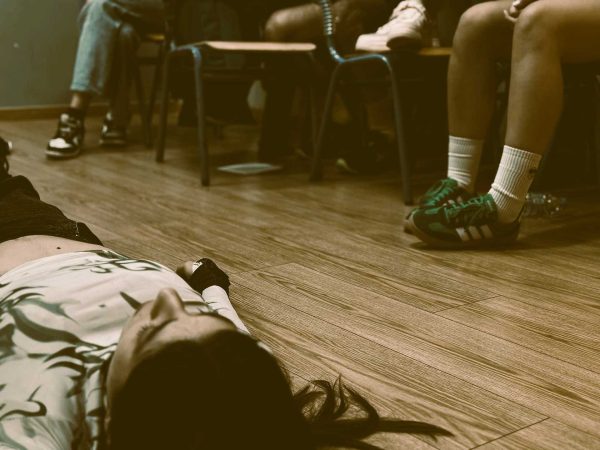 ΜΠΙΖΖΖ: «Σε περιμένουμε καιρό» Σκηνοθεσία: Βίκτωρ Νασιούλας, Νίκη Χρυσοφάκη στην κεντρική σκηνή του Επί Κολωνώ