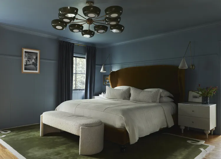 Υπνοδωμάτιο με σκούρους τοίχους και φωτεινά λευκά κλινοσκεπάσματα, ιδανικό για να κάνει τον χώρο πιο φωτεινό.