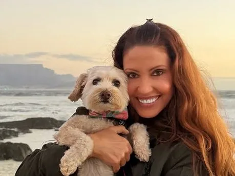 Η Shannon Elizabeth, γνωστή από το «American Pie», ποζάρει χαμογελαστή με τον σκύλο της σε παραλία, με αφορμή την απόφασή της να ανοίξει OnlyFans.