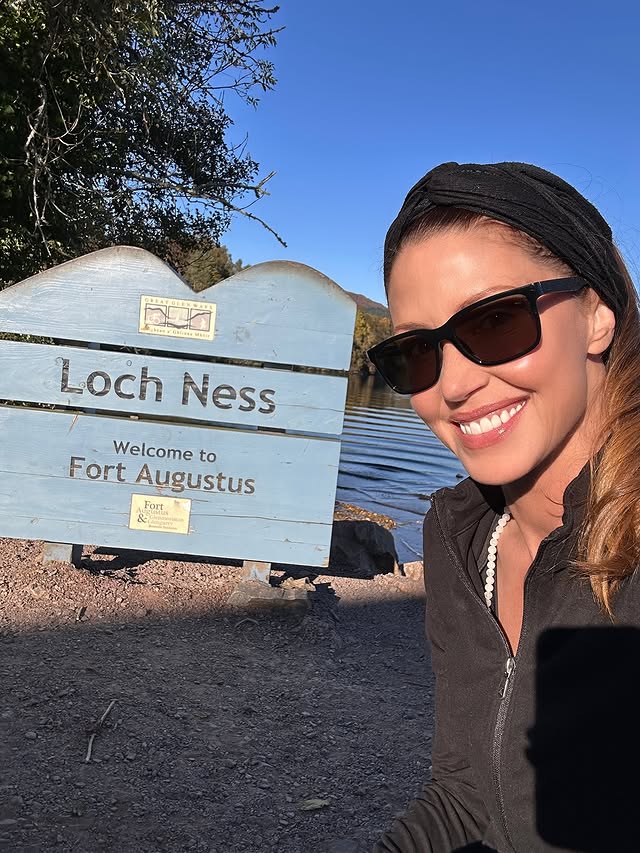 Η Shannon Elizabeth, γνωστή από το «American Pie», ποζάρει χαμογελαστή μπροστά από την πινακίδα Loch Ness, καλωσορίζοντας στο Fort Augustus.