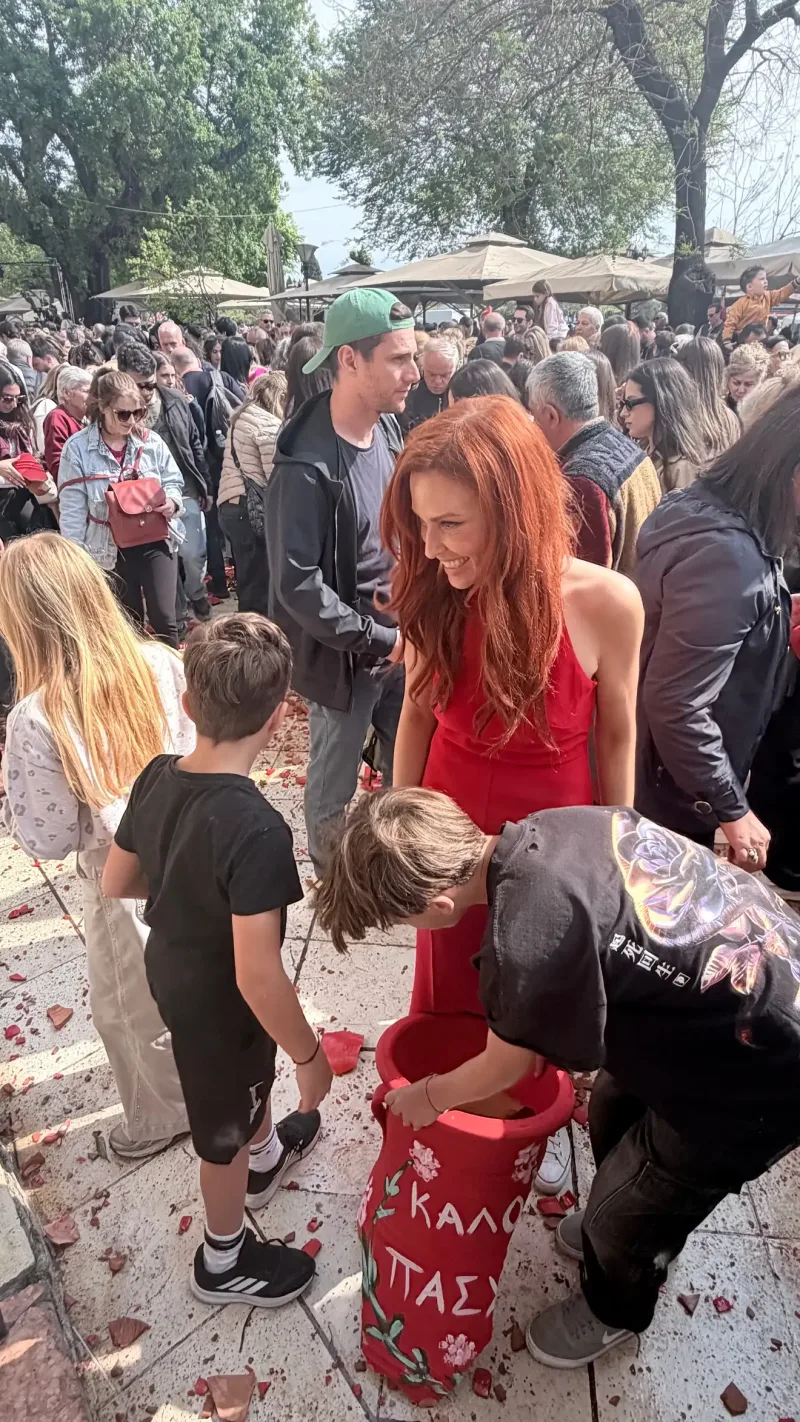 Η γυναίκα με τα κόκκινα μαλλιά και οι Έλληνες celebrities γιόρτασαν το Πάσχα 2026 με παραδοσιακά έθιμα και χαμόγελα.