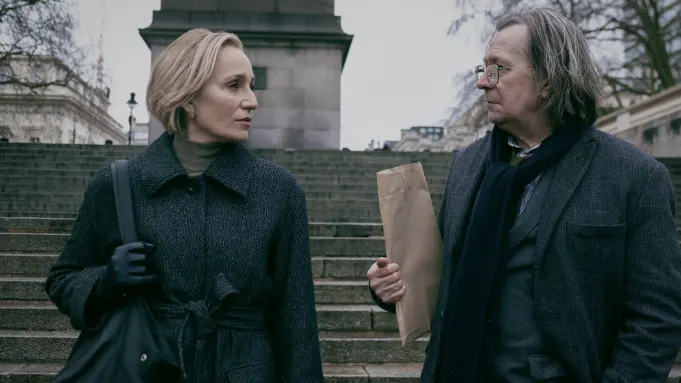 Η Kristin Scott Thomas και ο Gary Oldman συζητούν σε σκηνή από τη σειρά «Slow Horses» για τα δικαιώματα των σκηνοθετών.