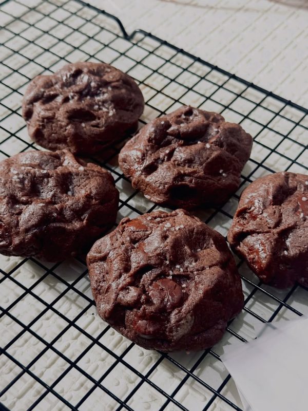 Soft cookies με 3 υλικά, ιδανικά για κάθε στιγμή λιγούρας, τοποθετημένα σε σχάρα για να κρυώσουν.