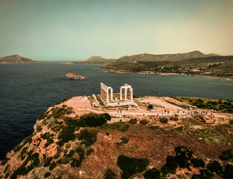 Αρχαίο μνημείο στο ακρωτήριο Σούνιο, ένας από τους κοντινούς προορισμούς κοντά στην Αθήνα για ένα όμορφο Σαββατοκύριακο.
