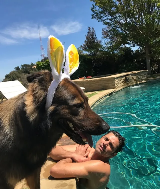 Ο John Stamos με το σκύλο του φορώντας πασχαλινά αυτιά δίπλα στην πισίνα, στο επικό πασχαλινό γλέντι του.